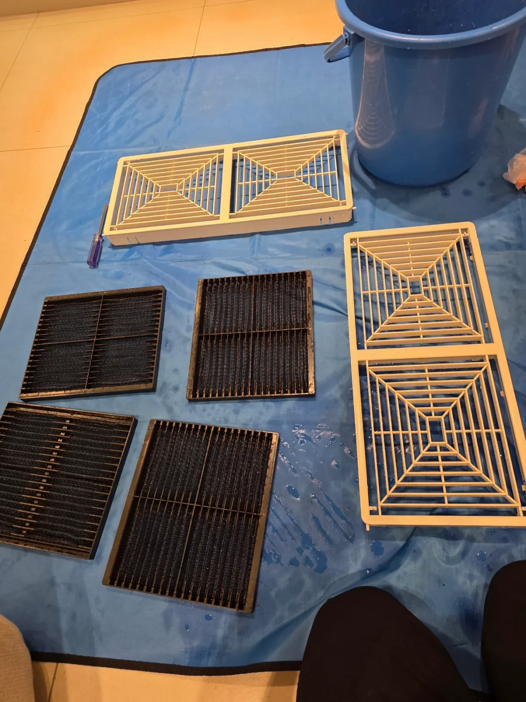 세척을 마친 필터와 세척 전 필터
