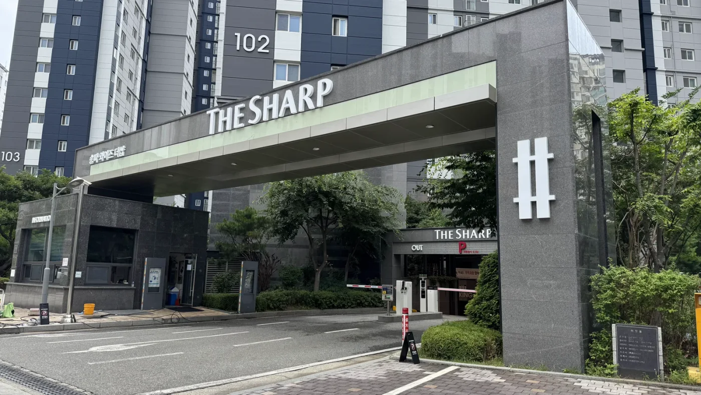 아파트 지상 출입구 주변 외부 바닥 청소 현장