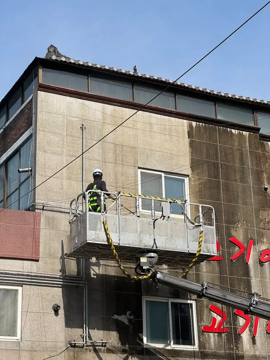 건물 외벽 청소 현장 사진