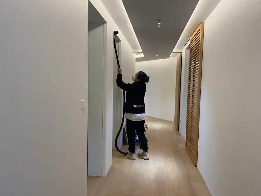 천장을 닦고 있는 수영클린 작업자