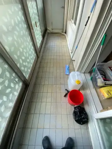 베란다 바닥 본드제거 전문업체에 맡기는 것이 정신건강에 좋습니다.. 현장 사진