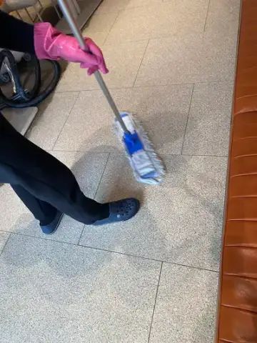 기름때 잔뜩 낀 식당 화강석 바닥, 새 것처럼 만들어드립니다 현장 사진
