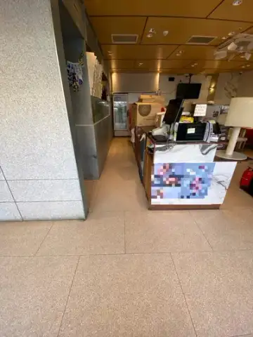 기름때 잔뜩 낀 식당 화강석 바닥, 새 것처럼 만들어드립니다 현장 사진