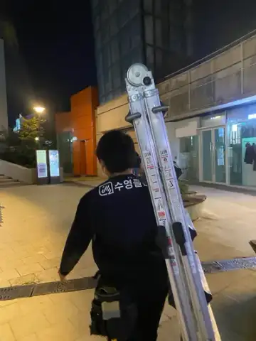 높은 천장 헬륨풍선 제거 작업은 행사청소전문업체 수영클린 현장 사진