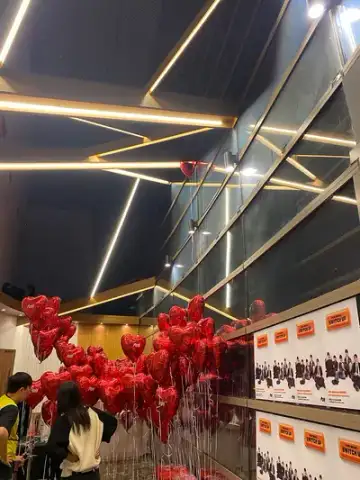 높은 천장 헬륨풍선 제거 작업은 행사청소전문업체 수영클린 현장 사진