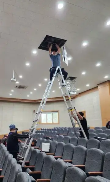 대강당청소 에어컨청소부터 의자 세척, 바닥왁스코팅, 유리창청소까지 현장 사진